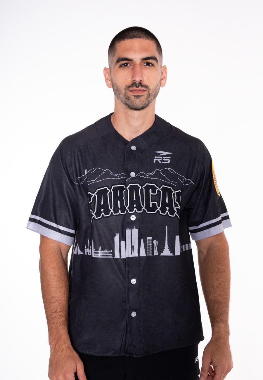 CAMISA DE JUEGO OFICIAL CABALLERO CAMPEONES LEONES DEL CARACAS -  NEGRO/GRIS - 1